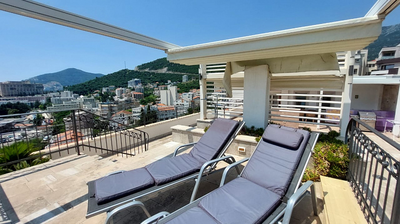 Luxuriöses Penthouse in Becici mit Panoramablick auf das Meer